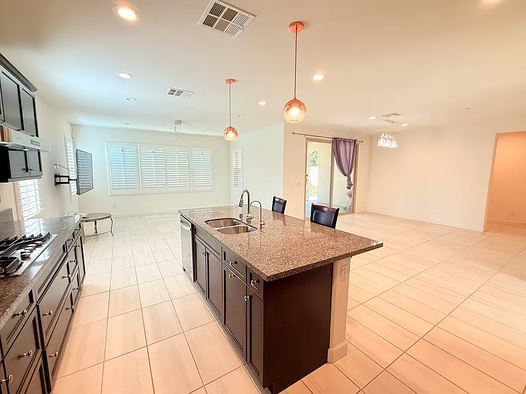 2751 E Agrarian St — Photo 8