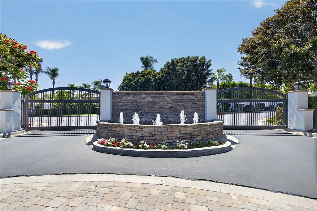 2 bed, 1217 sqft, $6,800 — Photo 3