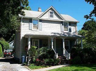 33 Sherrard St, Roslyn Heights, NY 11577