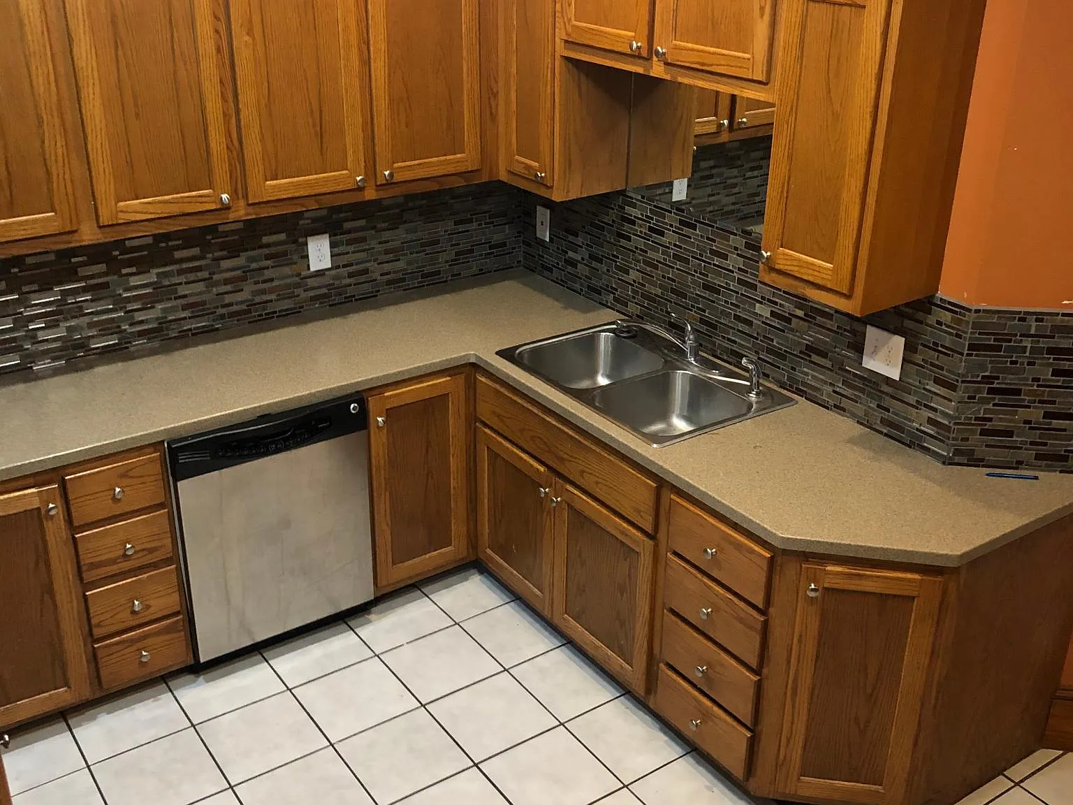 6 bed, 2200 sqft, $4,650 — Photo 4