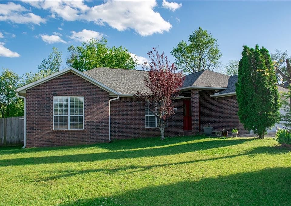 1st image of 806 E Sandlewood Dr