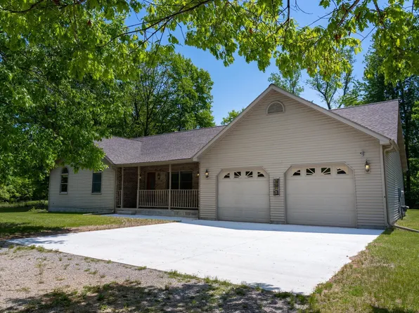 5121 E Chip Cove Rd, Mount Pleasant, MI 48858