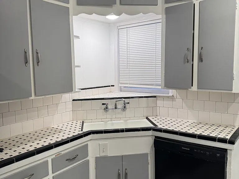 208 Westminster Ave — Photo 5