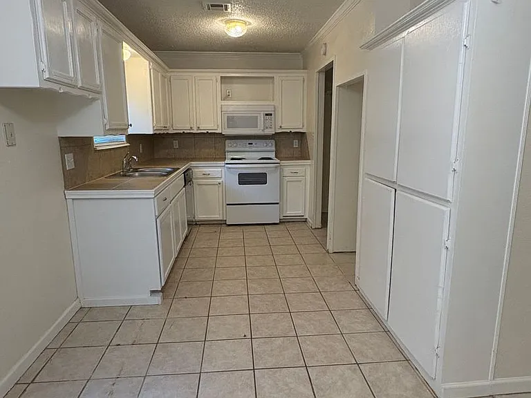 808 Catherine Dr — Photo 7