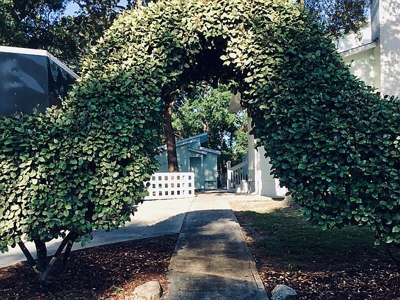 5th image of 501 W Oak Island Dr