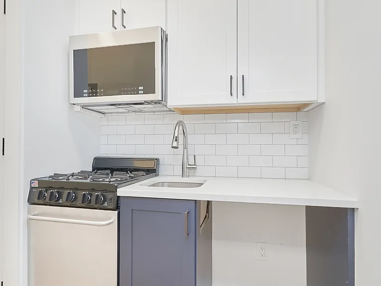 353 W 44th St #2D — Photo 4