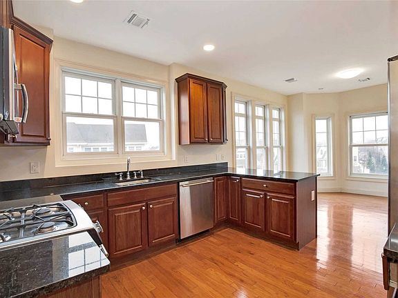 5th image of 325 Roosevelt Way