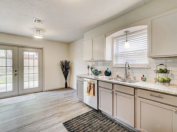 2nd image of 118 Palm Ave