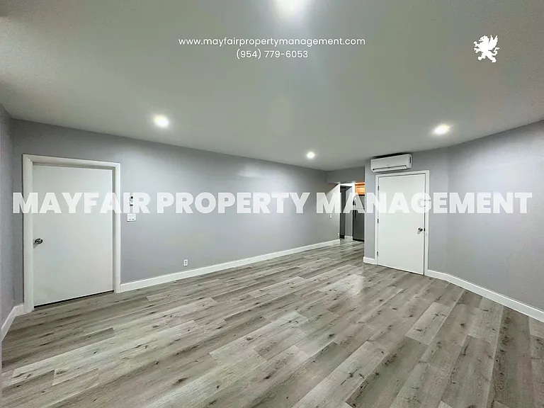 195 SE 10th St #3 — Photo 1