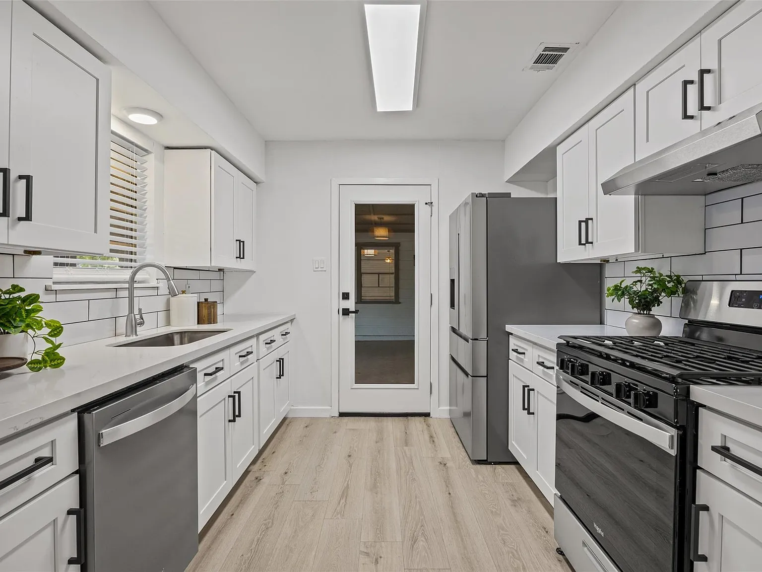 2 bed, 1.0 bath, 962 sqft, $1,975 — Photo 2