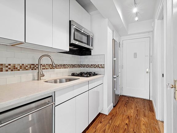 4th image of 433 W 34th St APT 15C
