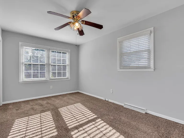 4 Dickens Ln — Photo 18