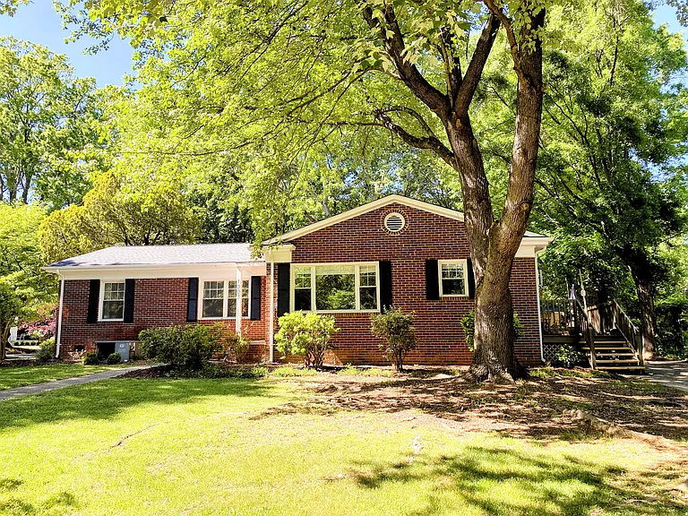 1003 Guilford Rd — Photo 2