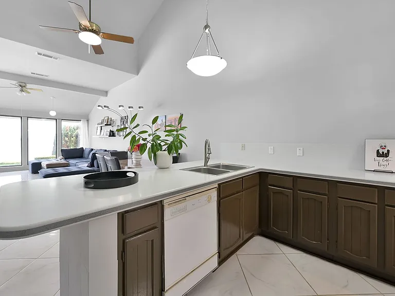 35 Lakeview Vlg — Photo 8