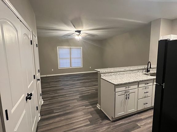 4th image of 232 Calumet Dr