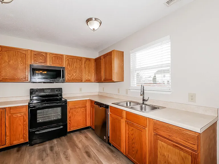 5636 N Littleton Dr — Photo 9
