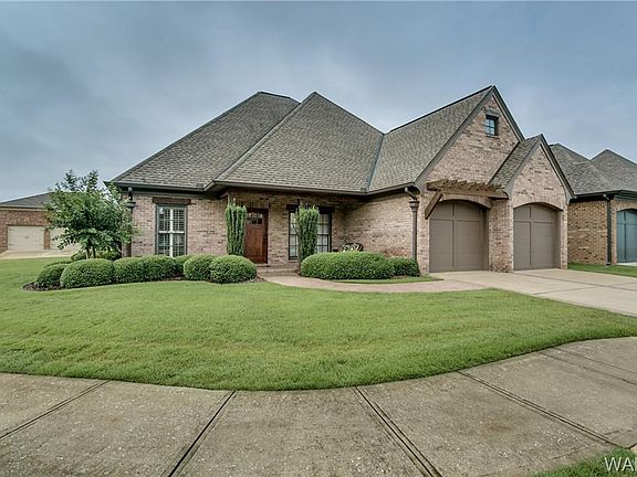 2nd image of 700 Cambridge Ln