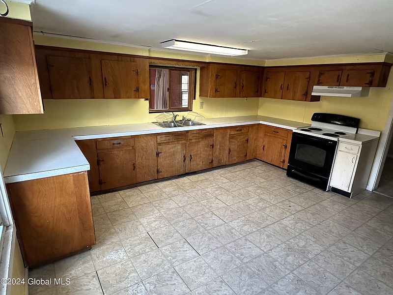 4th image of 1024-1048 Garfield Road