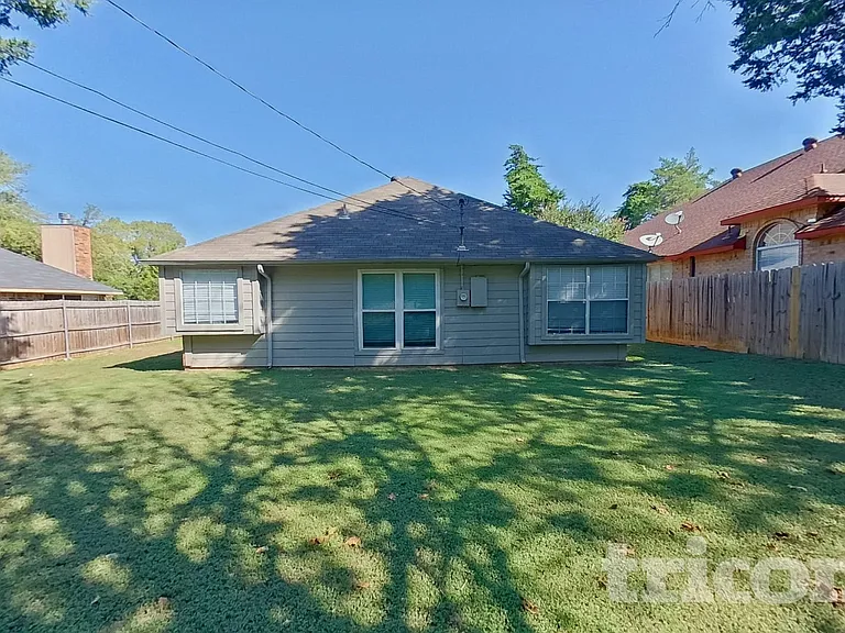 805 Clover Hill Ln — Photo 23