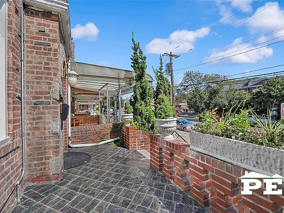 2nd image of 3913 Avenue