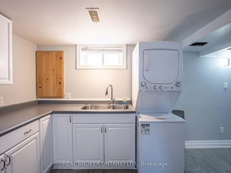 32 Grove St W #3 — Photo 3