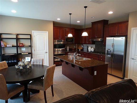 2nd image of 2532 Summerland Way