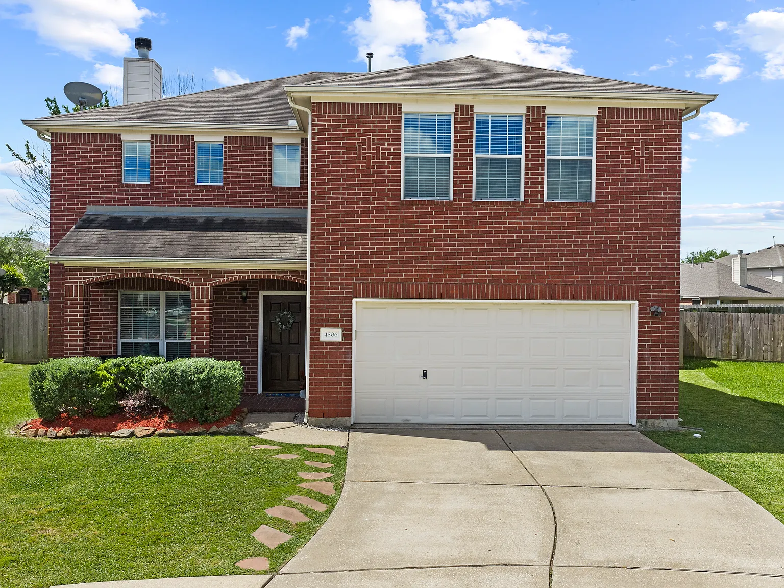 4 bed, 2474 sqft, $2,400 — Photo 2