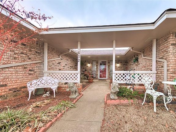 3rd image of 632 Woodlawn Dr