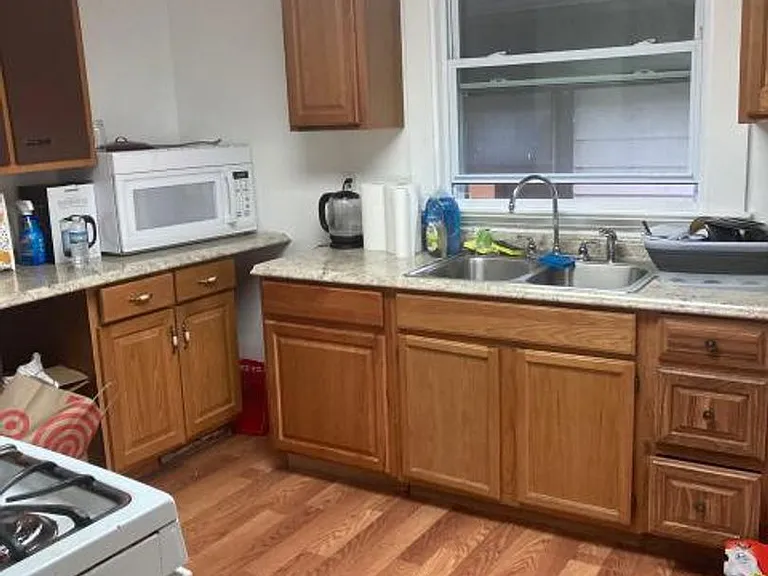 323 Wellington Ave — Photo 3