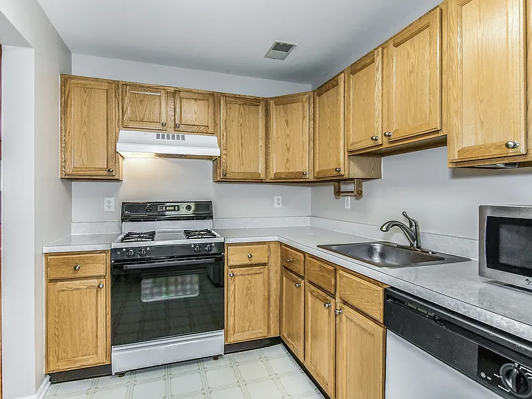 2055 Charles Ct — Photo 7