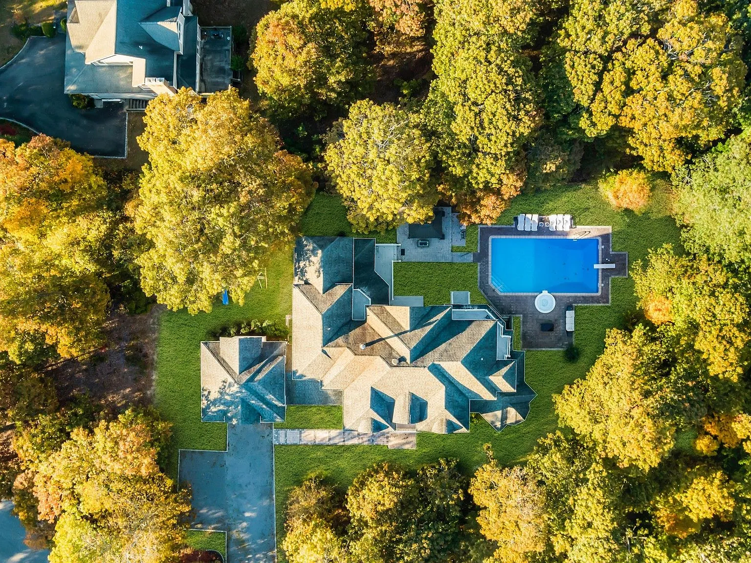 7 bed, 5.0 bath, 5000 sqft, $10,000 — Photo 1