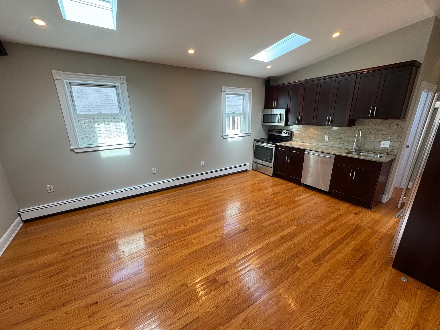 2 bed, 900 sqft, $3,750 — Photo 3