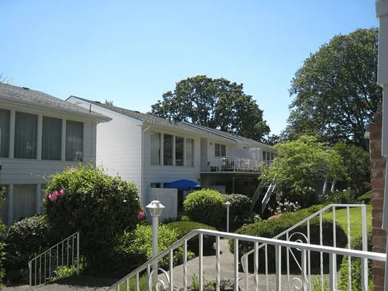 Jamestown Apartments — Photo 2