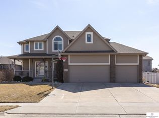 1005 Clearwater Dr, Papillion, NE 68046