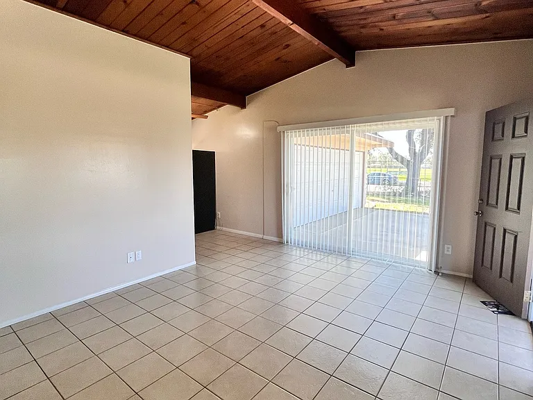 703 E Linfield St — Photo 4