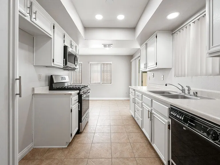 2571 W Orange Ave — Photo 12