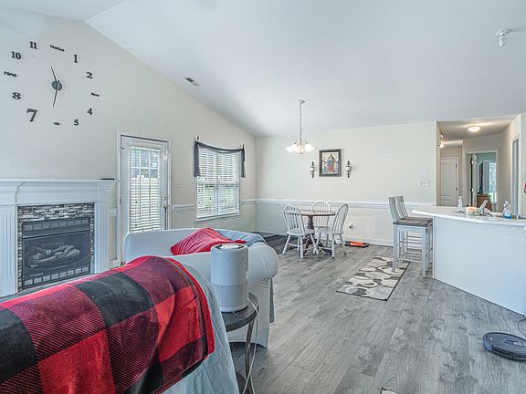 4th image of 67 Ariel St