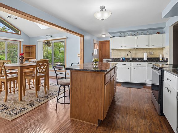 5th image of 932 W Weathersfield Way