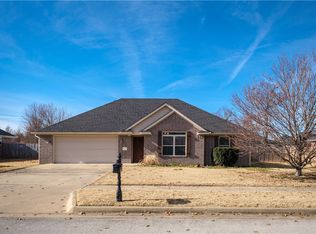 489 N Drewrys Bluff Dr, Fayetteville, AR 72704