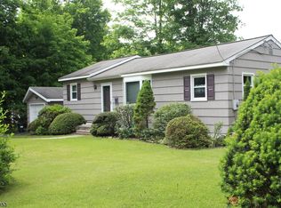 8 Ford Dr, Oak Ridge, NJ 07438