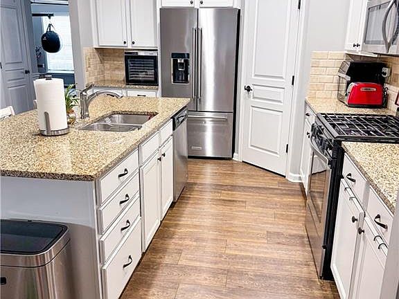 5th image of 3560 Graham Way SW