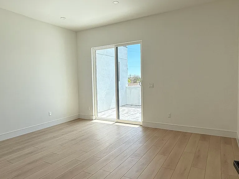 16508 San Fernando Mission Blvd — Photo 12