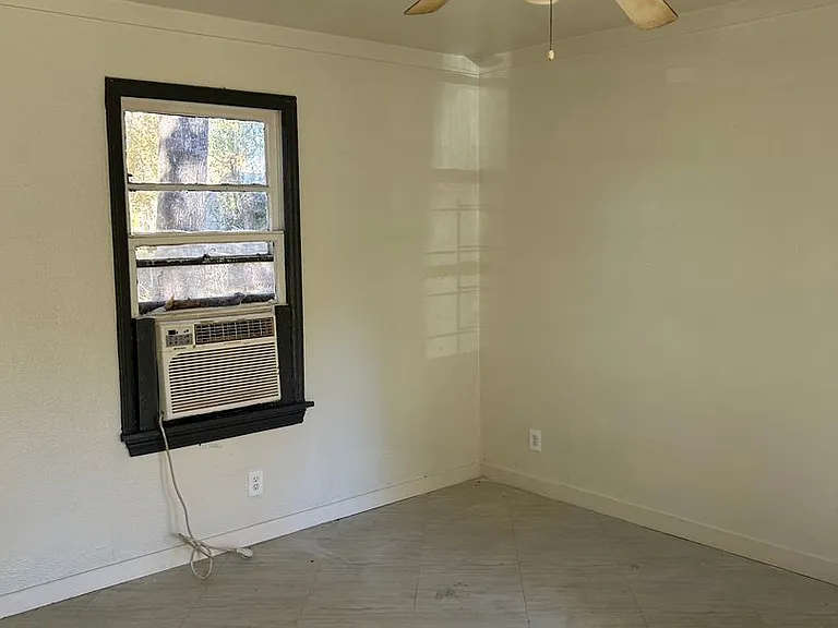 3902 Sumner St — Photo 2