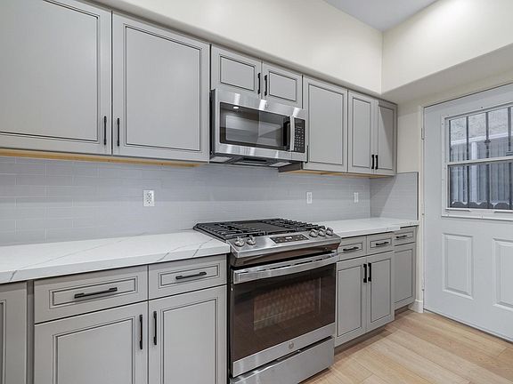 4th image of 916 Hilldale Ave