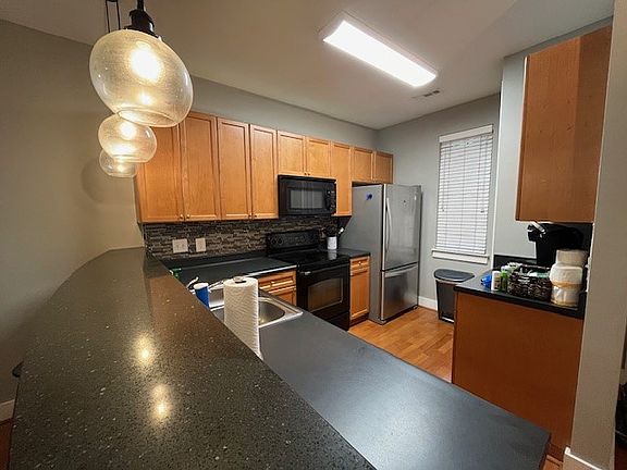 Full Kitchen w/ Seating Bar