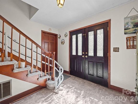 2nd image of 1379 Oakdale Rd