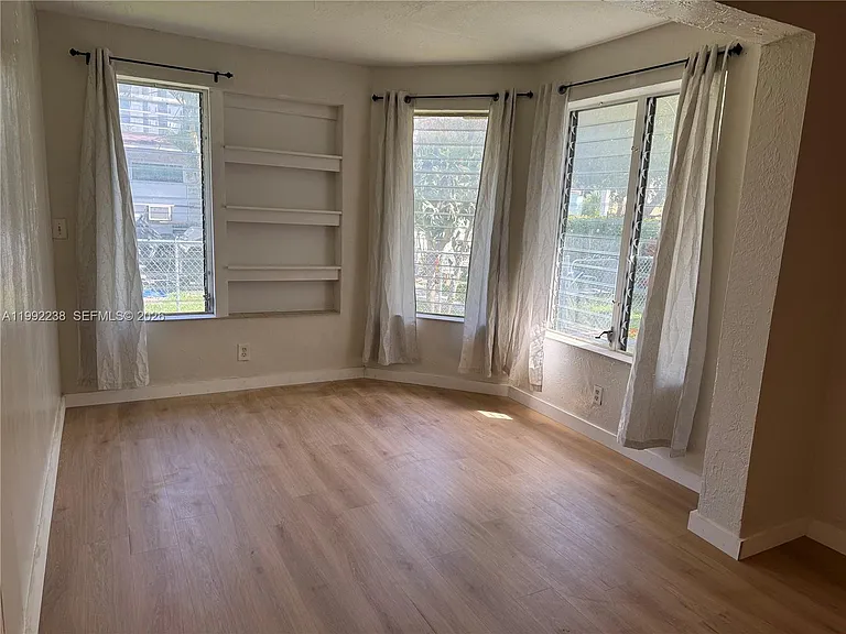 2029 Monroe St — Photo 3