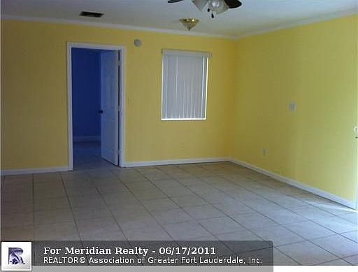 4th image of 261 NE 40th Ct