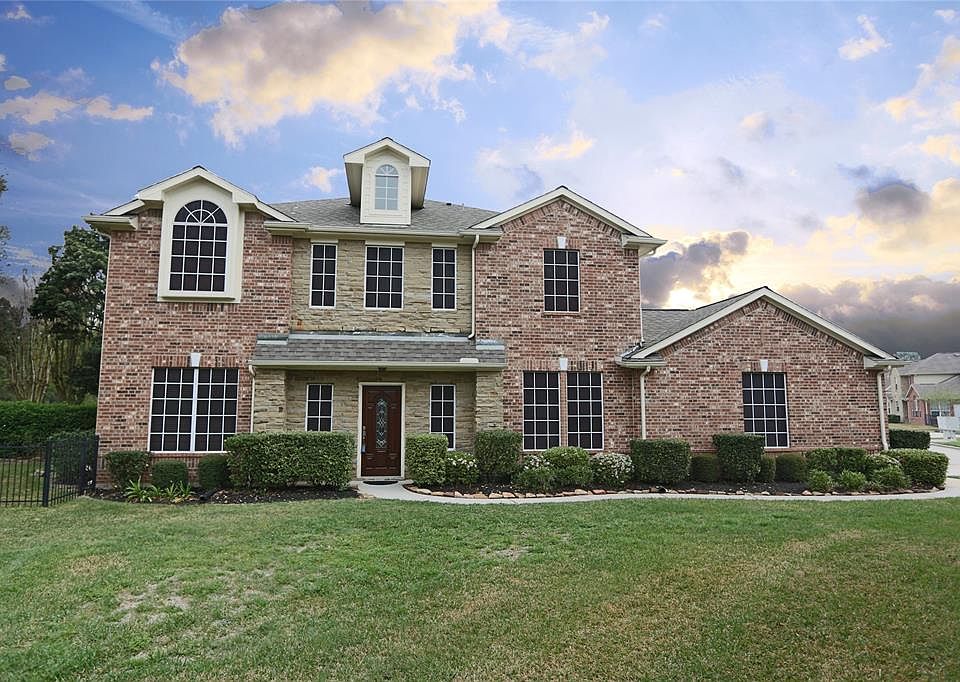 Welcome to 8520 Willow Loch! To the left of the photo is the back yard, and the golf course beyond. This front and side yard separates your from the neighbors to the south.