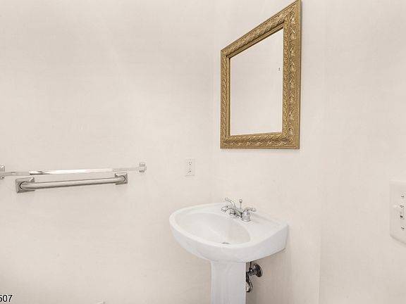 5th image of 36 King George Rd